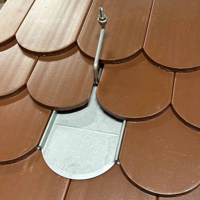 Marzari MTP-Vario-VZ Blechziegel Typ Vario, verzinkt Marzari MTP-Vario-VZ Blechziegel Typ Vario, verzinkt befestigt auf einem Dach